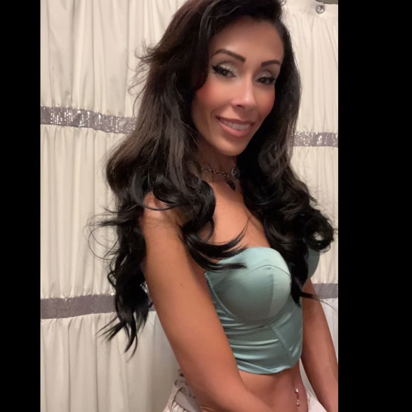 Meet your Posher, Carissa - Picture 3 of 6